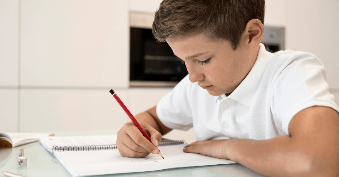 Basisschoolkind oefent thuis met schoolwerk om zich voor te bereiden op de Cito-score.