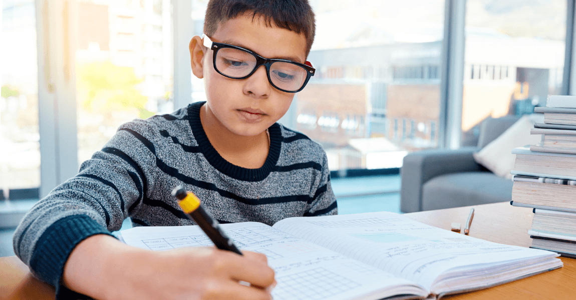 Kind oefent thuis minsommen in een schrift met duidelijke uitleg en extra ondersteuning bij rekenen