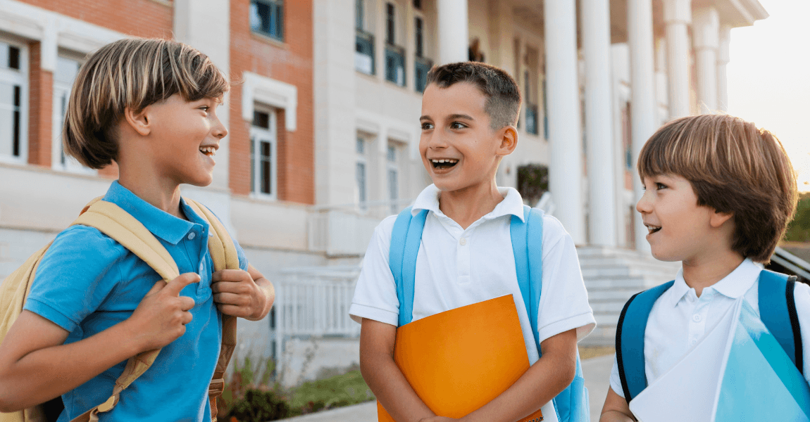 Drie kinderen uit groep 8 met schooltassen voor school als illustratie bij uitleg over de ROUTE 8 doorstroomtoets