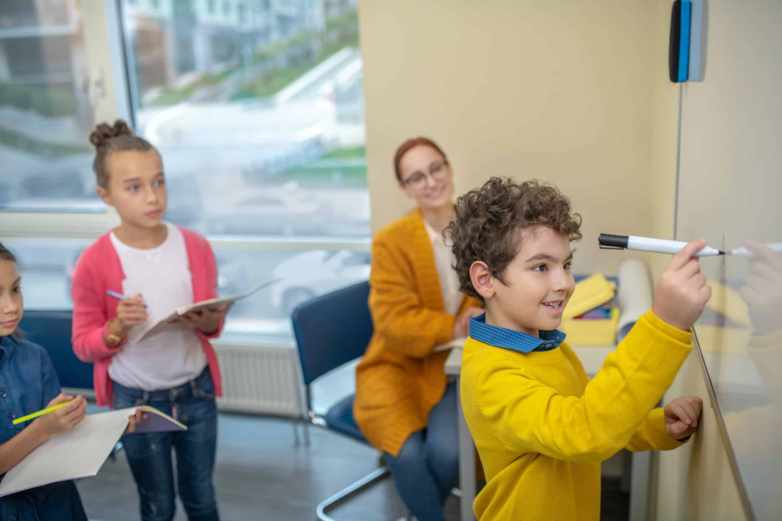 kinderen-op-school-schrijven-op-bord