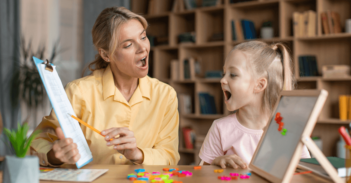 Moeder oefent thuis samen met haar kind aan taalontwikkeling met speelse taaloefeningen aan tafel
