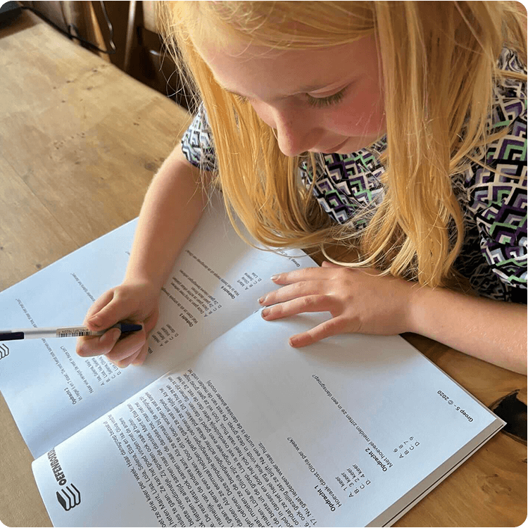 Kind uit groep 6 dat zelfstandig leest en oefent met woorden