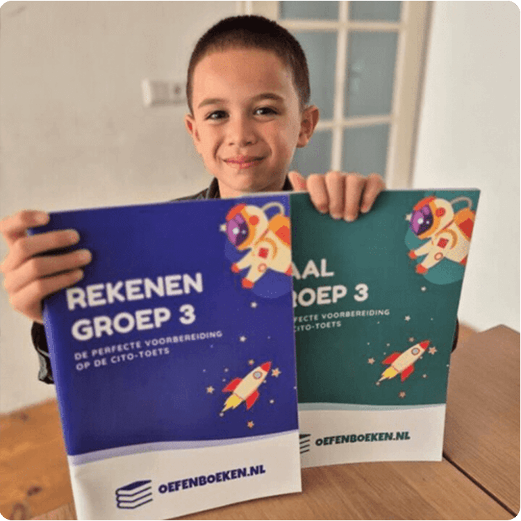 Kind uit groep 3 dat geconcentreerd oefent met schoolwerk