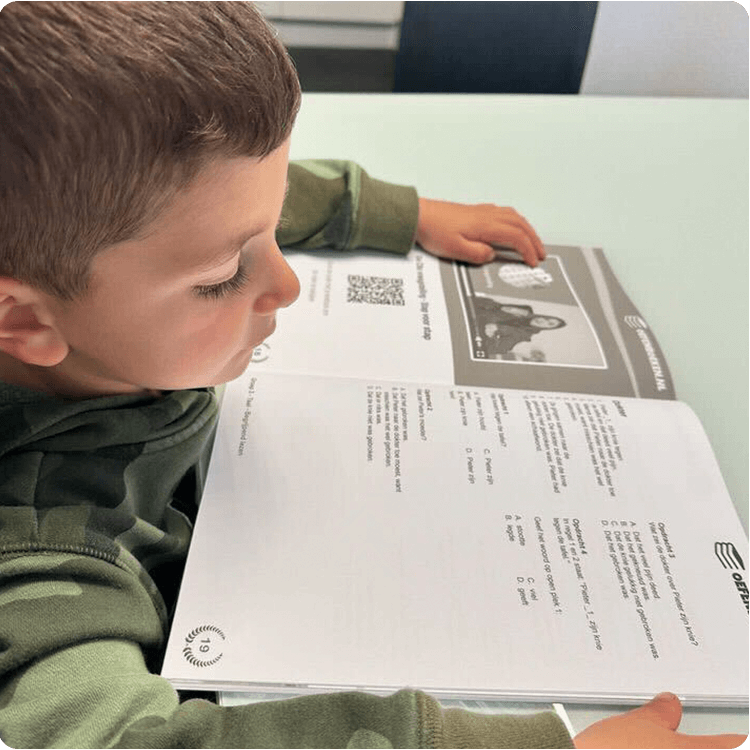 Kind uit groep 3 dat bezig is met eenvoudige rekensommen