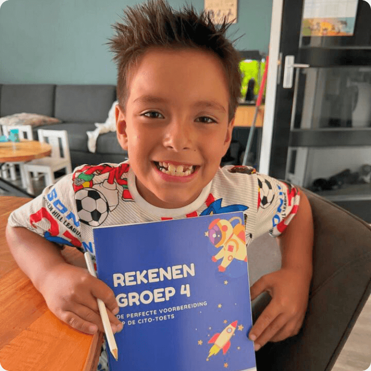 Kind uit groep 4 oefent thuis met een oefenboek voor rekenen en taal, aansluitend op de leerstof van groep 4