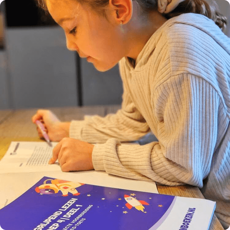 Kind uit groep 4 houdt een oefenboek vast voor spelling en lezen, passend bij het leesniveau in groep 4