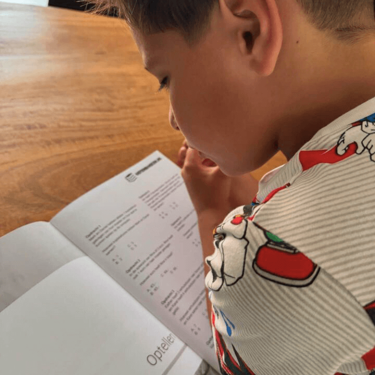 Kind uit groep 5 oefent thuis rustig met een oefenboek dat helpt bij inzicht en zelfvertrouwen