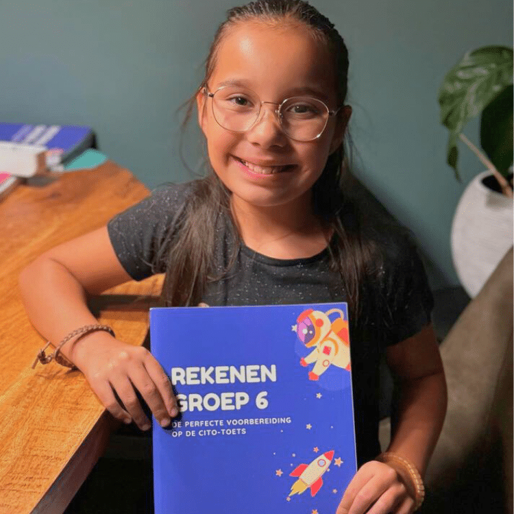Kind uit groep 6 oefent rekenen en taal met een oefenboek dat aansluit bij de leerstof van school