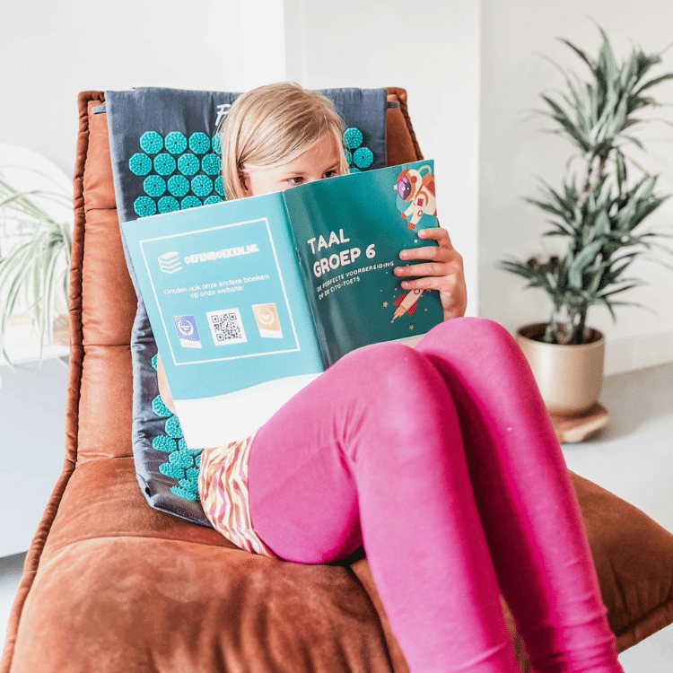 Leerling uit groep 6 werkt zelfstandig in een oefenboek met opdrachten voor rekenen lezen en spelling