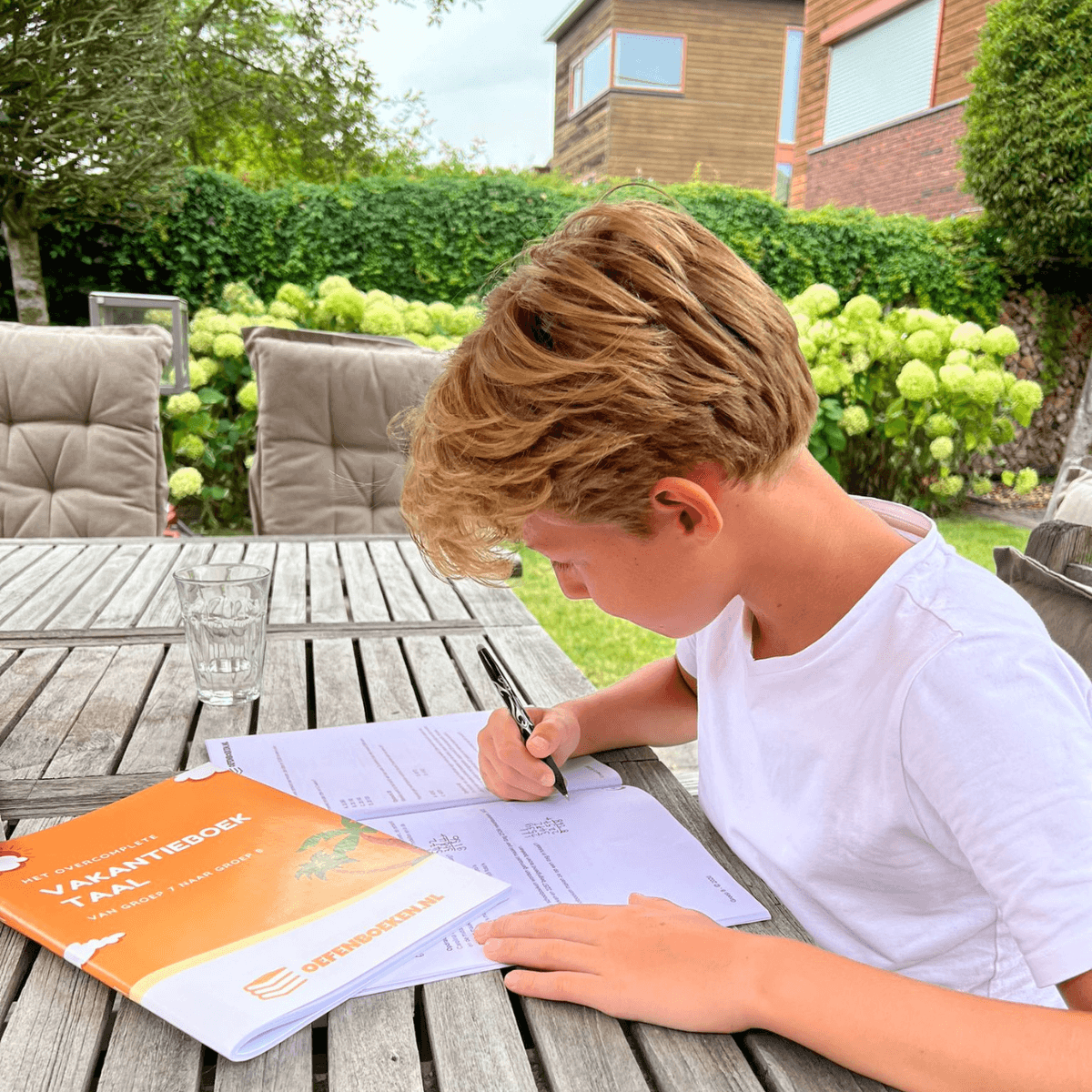 Oefenboeken voor groep 8 om taal, rekenen en begrijpend lezen te oefenen. Gericht op eindtoets voorbereiding en het versterken van vaardigheden zoals Cito en IEP.