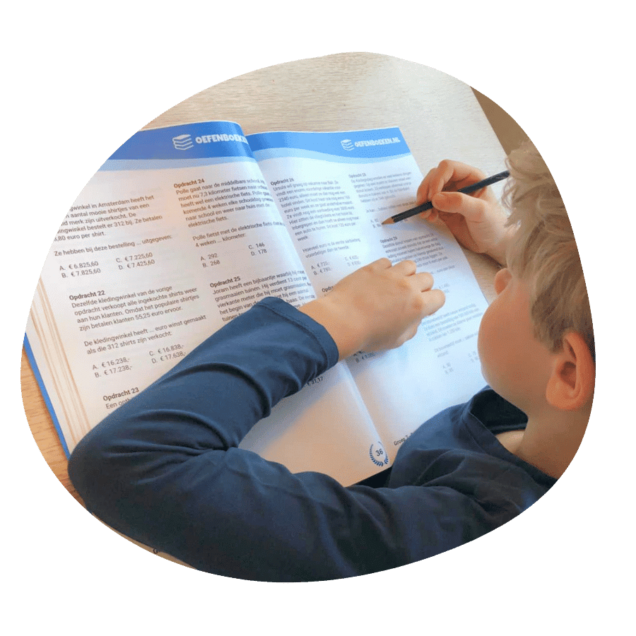 Jongen die geconcentreerd rekenopgaven maakt in een oefenboek rekenen van Oefenboeken.nl