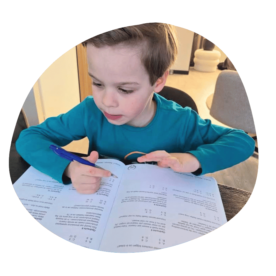 Kind met oefenboeken taal en spelling groep 3 t/m 8 om thuis te oefenen en Cito en IEP voor te bereiden.