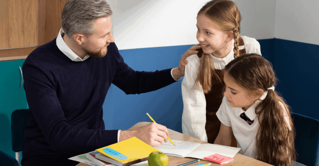 Vader helpt zijn kind thuis met lezen en rekenen aan tafel als rustige ondersteuning voor de basisschool
