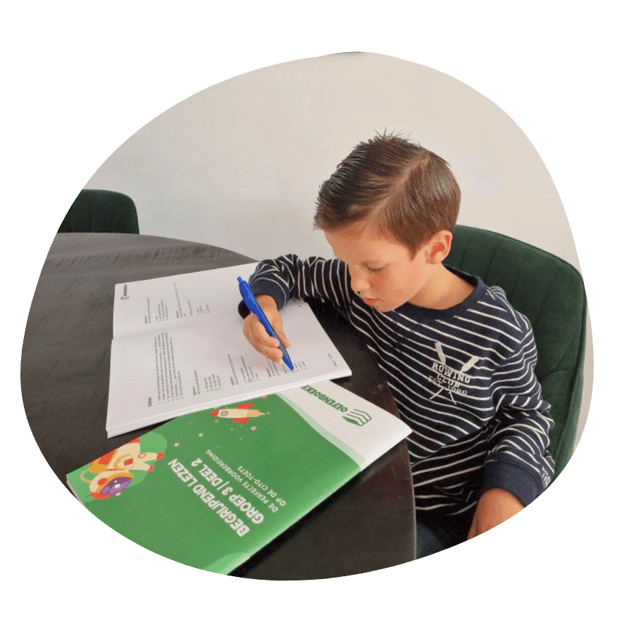 Kind oefent thuis met een oefenboek begrijpend lezen groep 4.