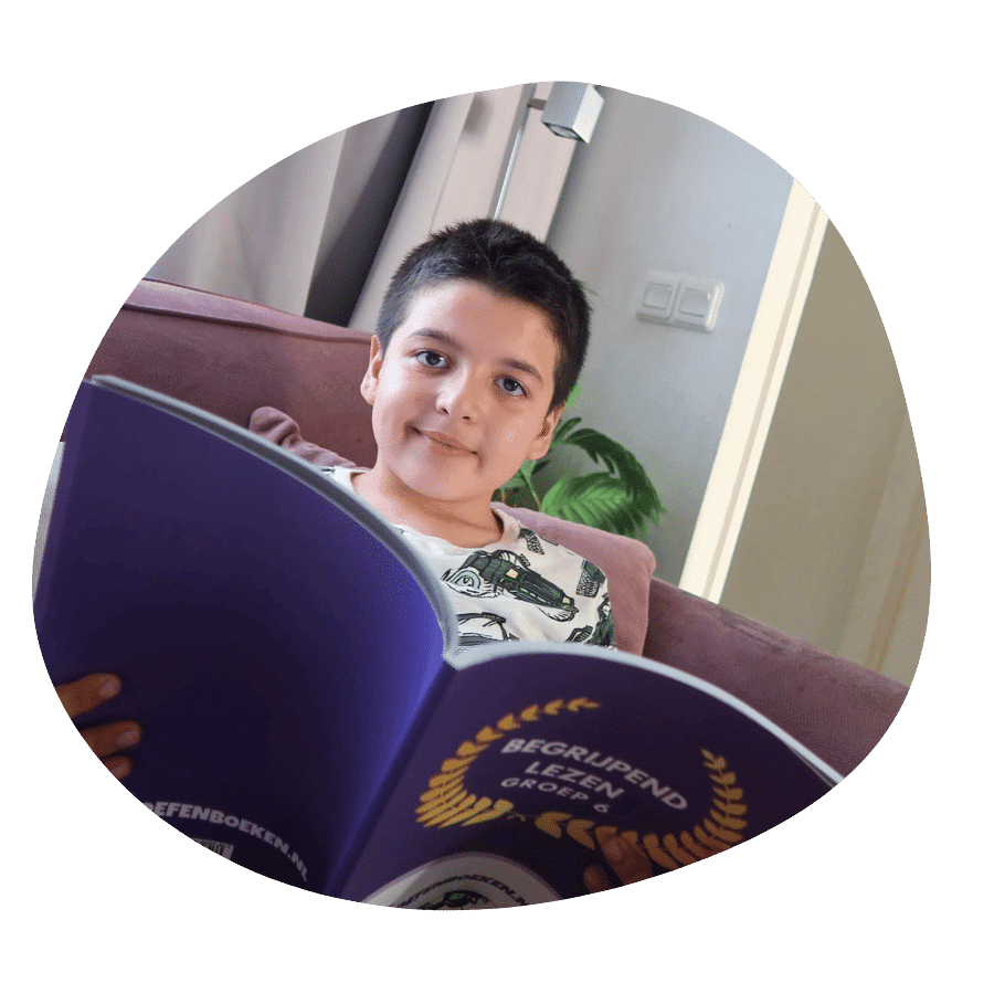 Kind oefent thuis met een oefenboek begrijpend lezen groep 6.