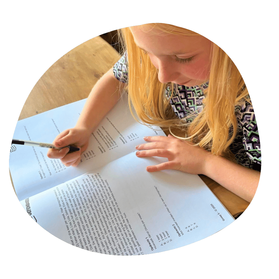 Kind maakt thuis opdrachten in een oefenboek begrijpend lezen groep 7.