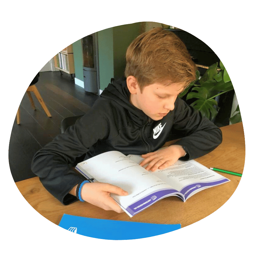 Kind werkt thuis met een oefenboek begrijpend lezen groep 8 als voorbereiding op de Cito-toets.