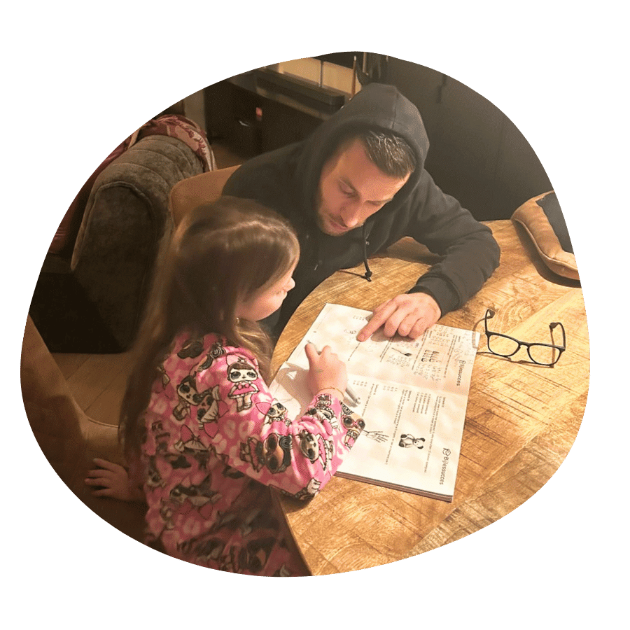 Ouder en kind oefenen thuis samen met oefenboeken groep 4 als Cito voorbereiding.