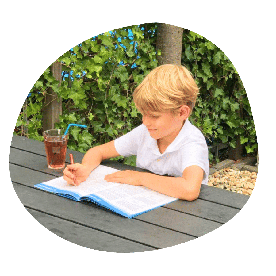 Kind maakt sommen in een oefenboek rekenen groep 5 om thuis te oefenen.