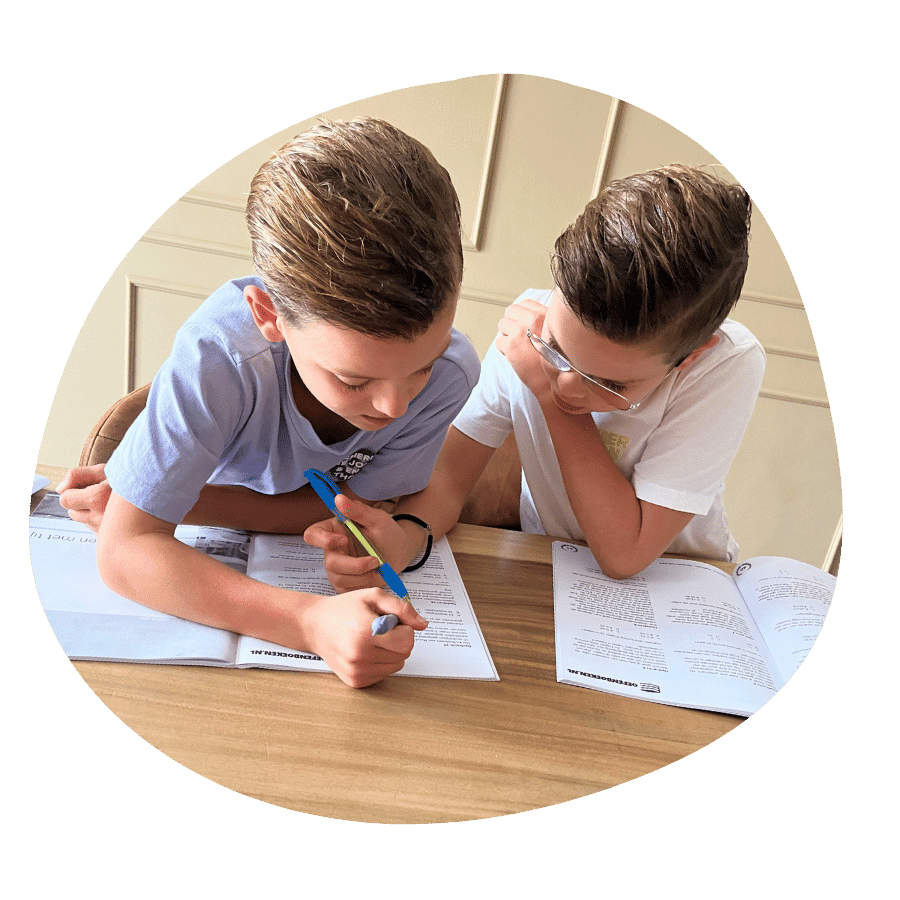 Twee kinderen oefenen thuis samen met oefenboeken groep 7.
