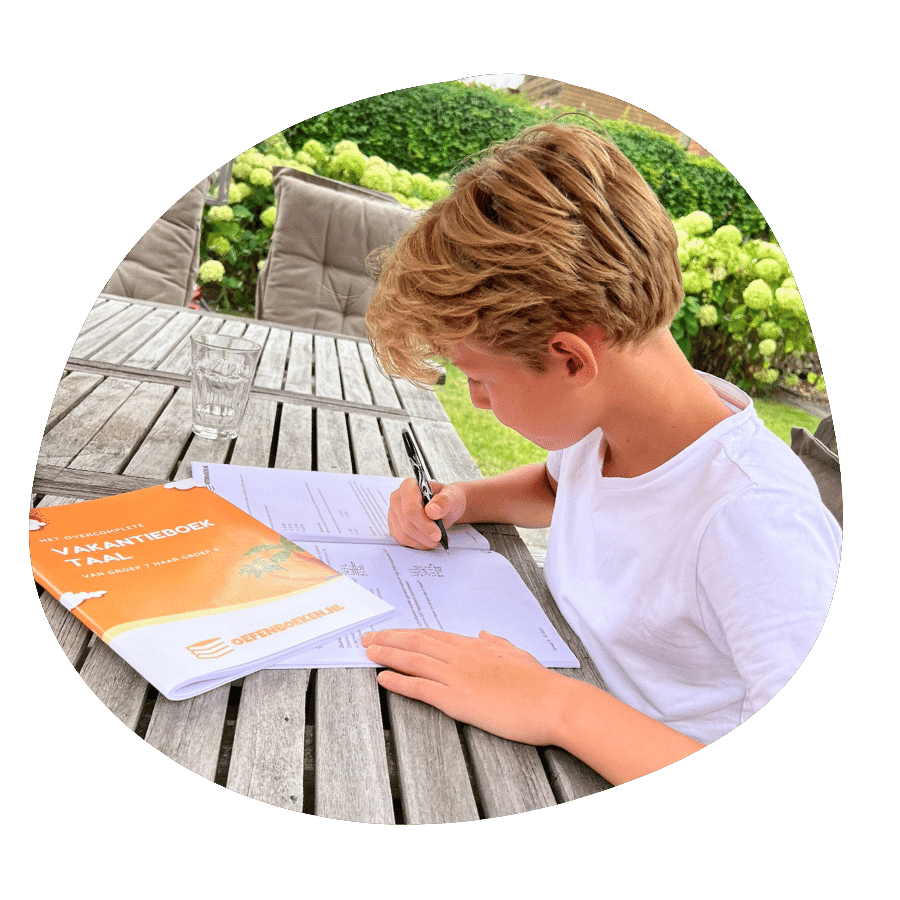 Kind oefent thuis met een oefenboek groep 8 aan tafel.