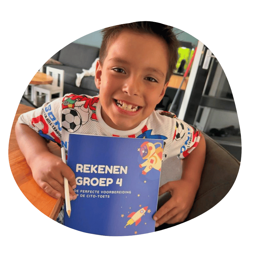 Kind met een oefenboek rekenen groep 4 om thuis te oefenen en de Cito voor te bereiden.