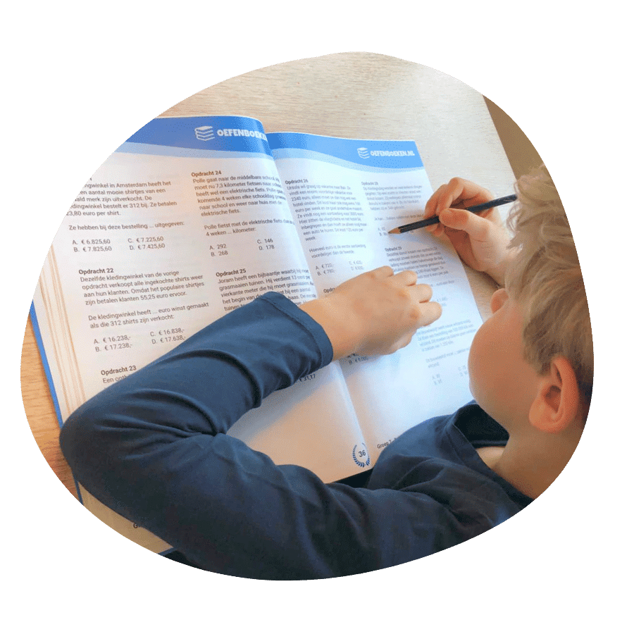 Kind oefent met een oefenboek rekenen groep 5 om de Cito voor te bereiden.