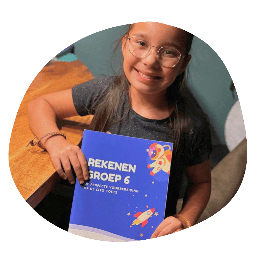 Kind toont een oefenboek rekenen groep 6 om thuis te oefenen en Cito voor te bereiden.