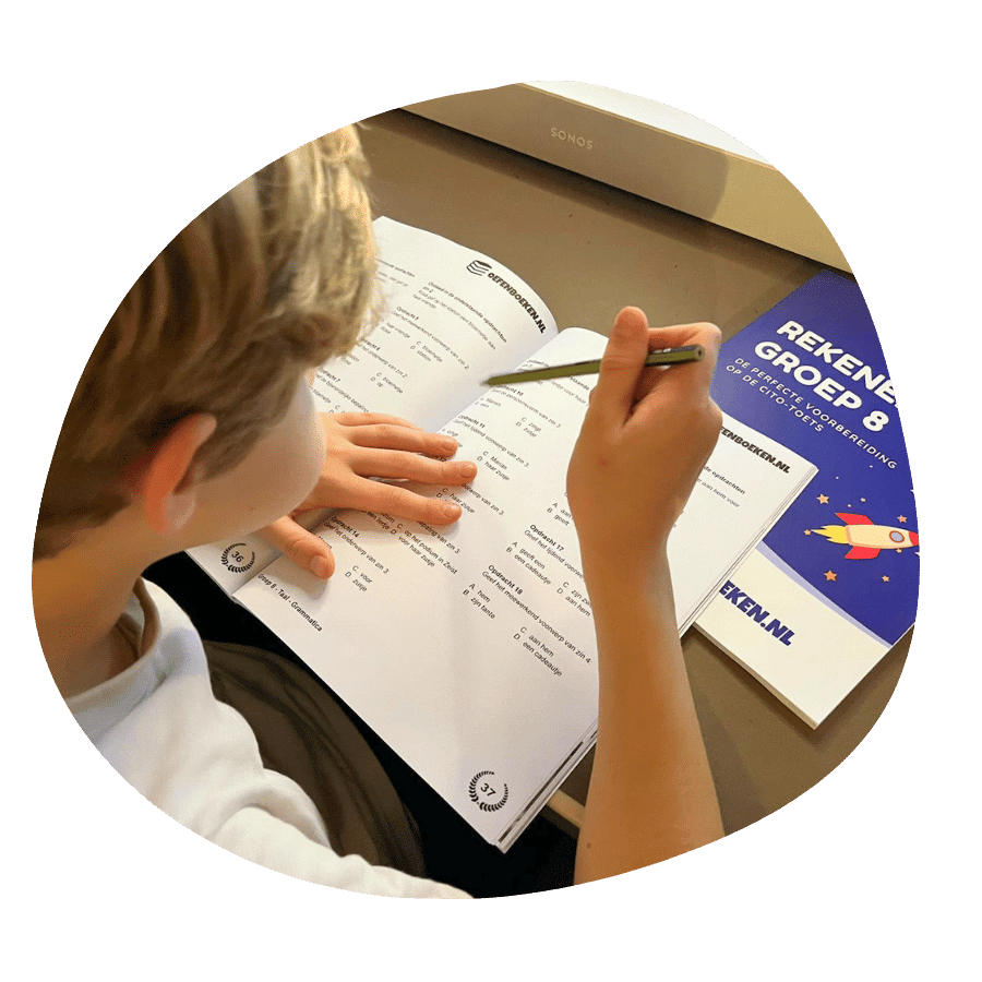 Kind maakt opdrachten in een oefenboek rekenen groep 8 om de Cito voor te bereiden.