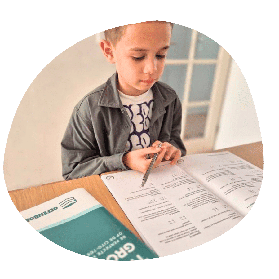 Kind maakt thuis opdrachten in een oefenboek taal en spelling groep 4.