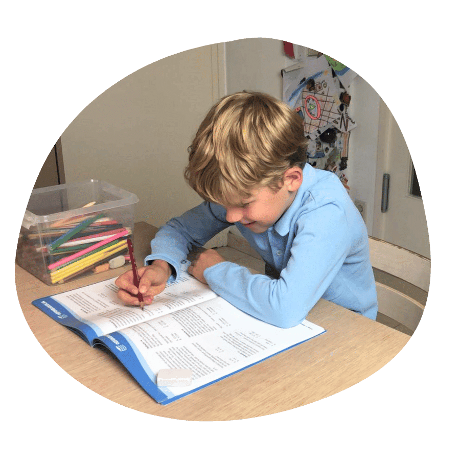 Kind oefent met een oefenboek spelling en taal groep 5 om thuis te oefenen en Cito en IEP voor te bereiden.