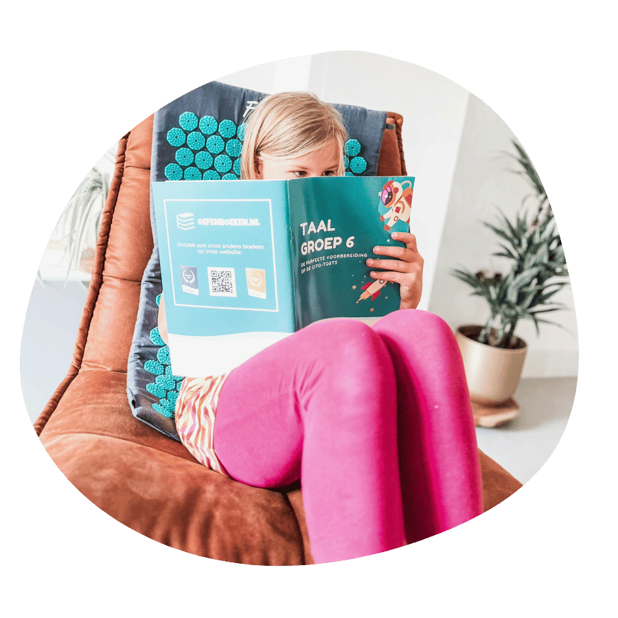 Kind leest en oefent thuis met een oefenboek spelling en taal groep 6.