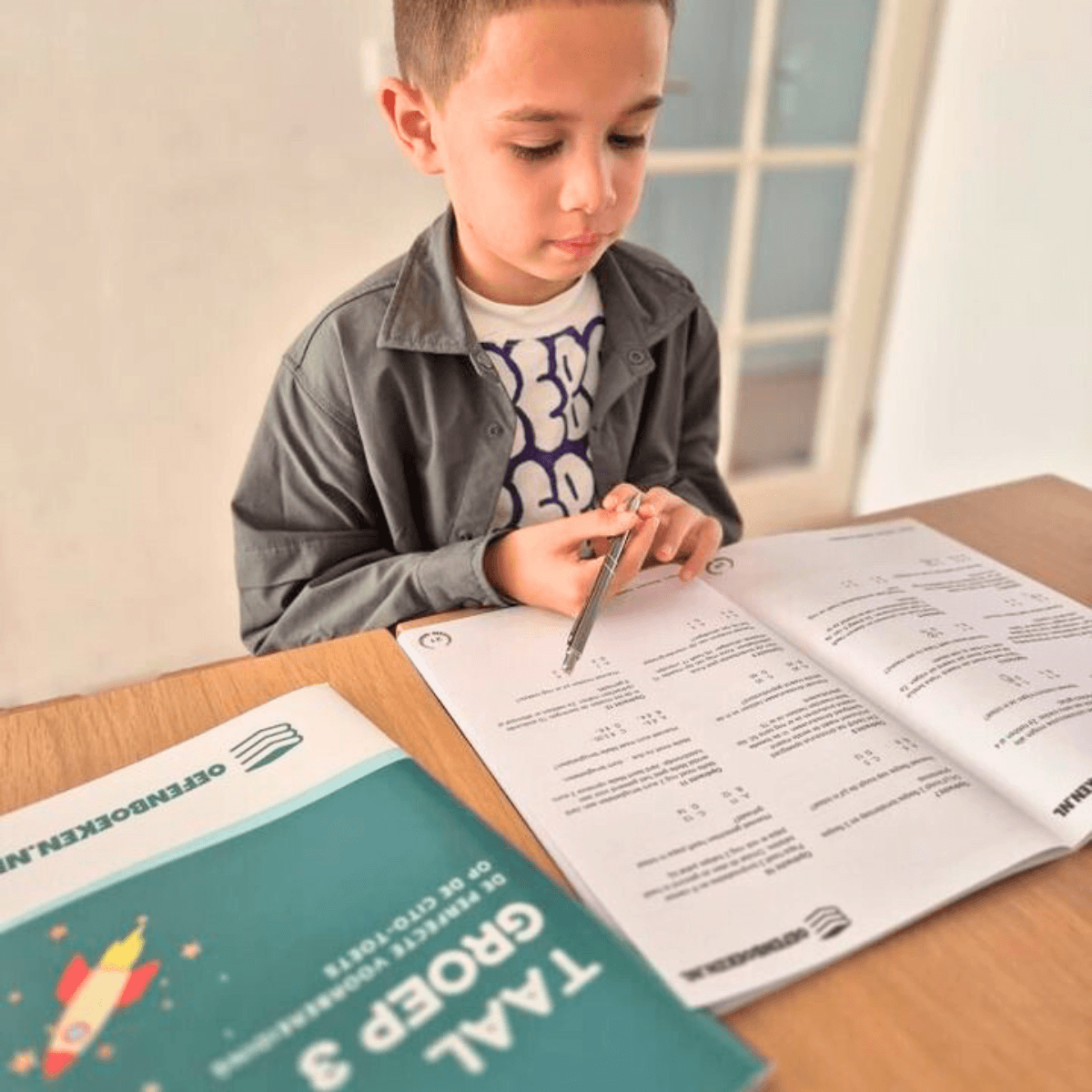 Oefenboeken taal voor groep 4 met opdrachten voor spelling, grammatica en taalvaardigheid, geschikt ter voorbereiding op eindtoetsen zoals Cito.