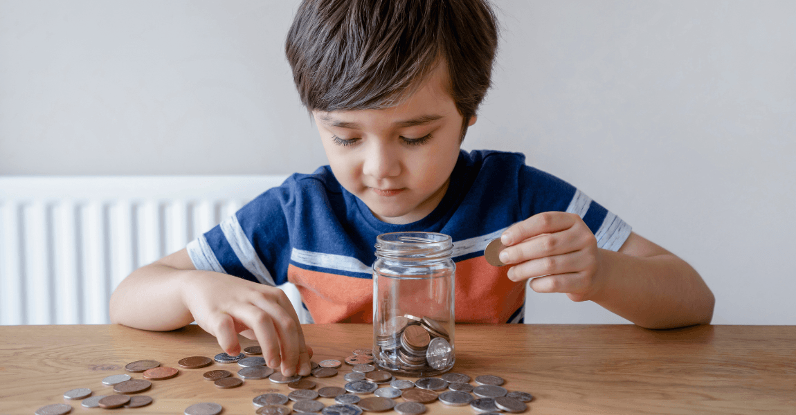 Kind uit groep 3 oefent thuis met geldrekenen door munten te tellen aan tafel