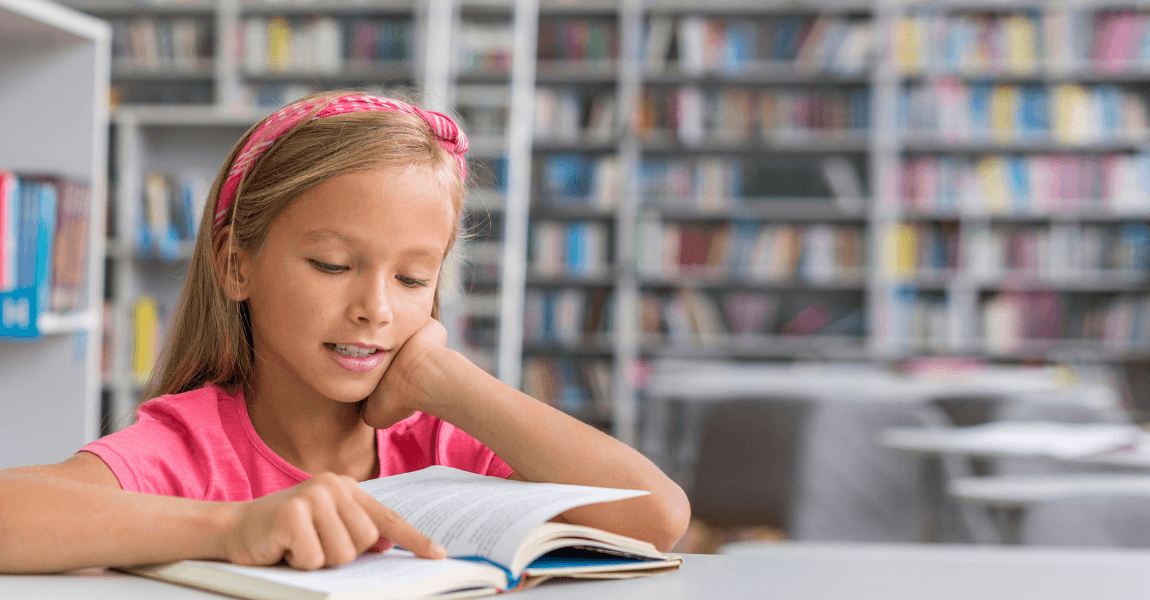 Kind leest een boek en oefent met aanwijzende voornaamwoorden in een rustige leeromgeving