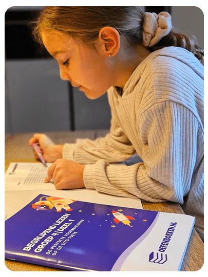Meisje oefent met een oefenboek begrijpend lezen voor groep 3 aan tafel