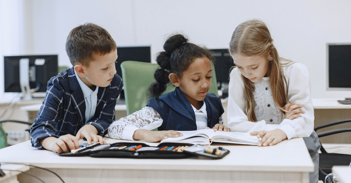 Wat is een bezittelijk voornaamwoord? Lees een duidelijke uitleg, bekijk voorbeelden en ontdek hoe je je kind thuis eenvoudig helpt met oefenen.