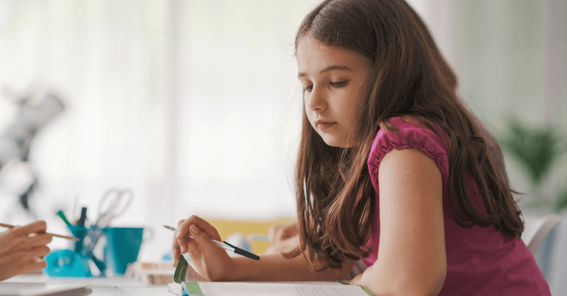 Kind oefent thuis met rekenen en breuken, passend bij een duidelijke uitleg over breuken voor ouders en kinderen.