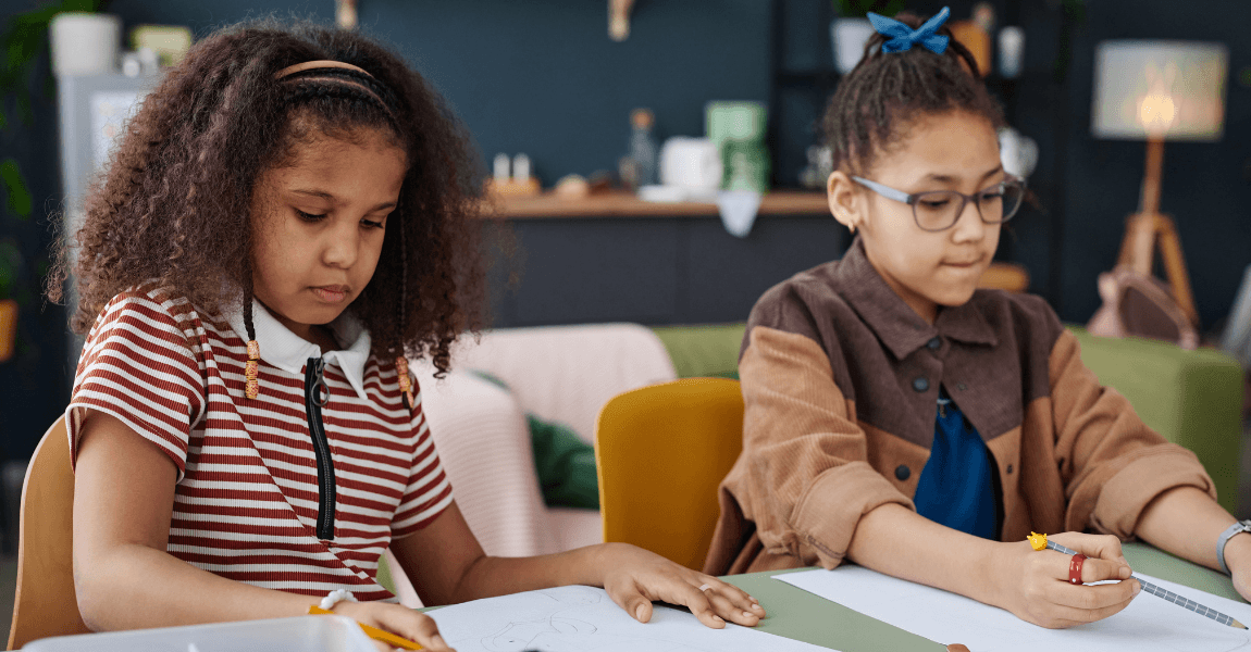 Twee kinderen oefenen met rekenen en breuken vermenigvuldigen op de basisschool.