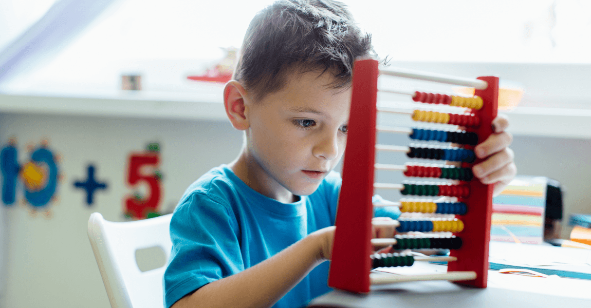 Kind oefent met rekenen op de basisschool als ondersteuning bij cijferend optellen en getalbegrip