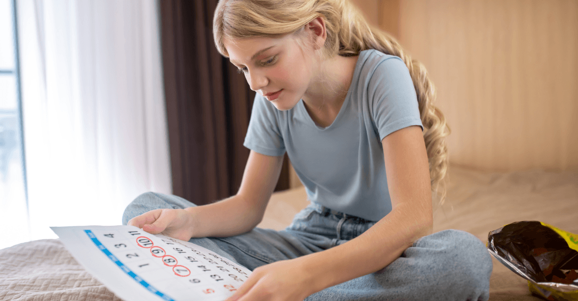 Kind oefent thuis met een werkblad om de kalender te leren lezen
