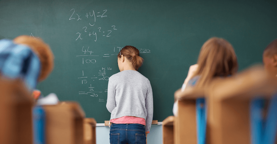 Leerling staat voor het schoolbord tijdens een rekenles met De wereld in getallen op de basisschool