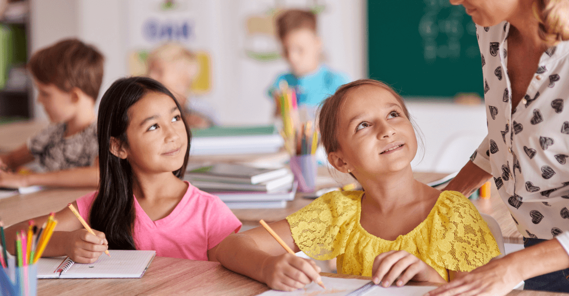 Leerlingen in de klas met leerkracht tijdens uitleg over DLE score en leerontwikkeling op de basisschool