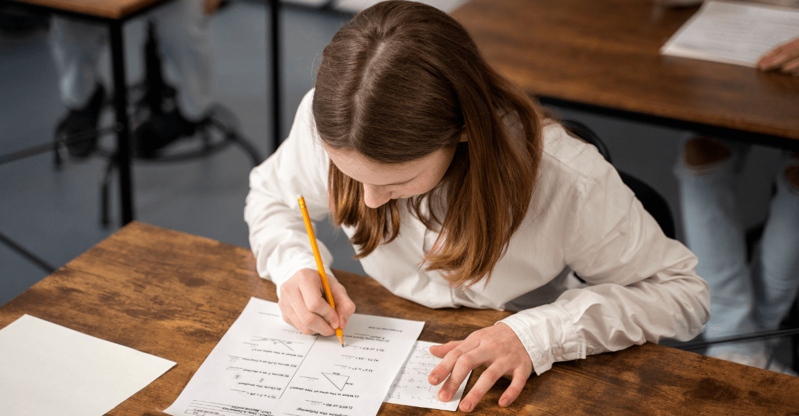 Leerling uit groep 8 maakt een toets in de klas als beeld bij drempelonderzoek groep 8