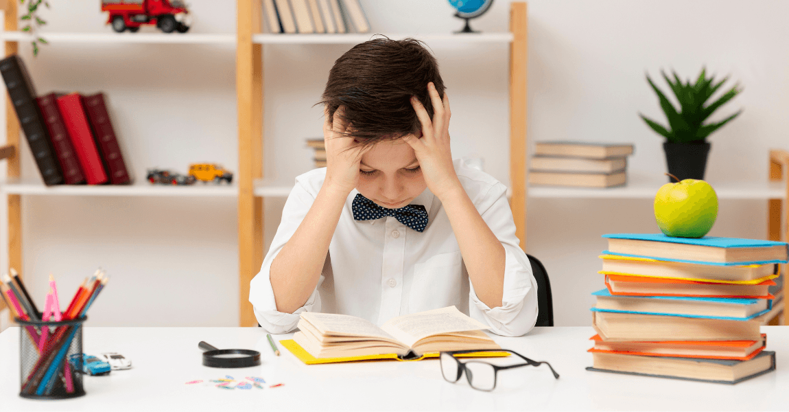 Kind zit gefrustreerd aan een bureau met een open boek, passend bij uitleg over dyslexie bij een kind en moeite met lezen en spelling