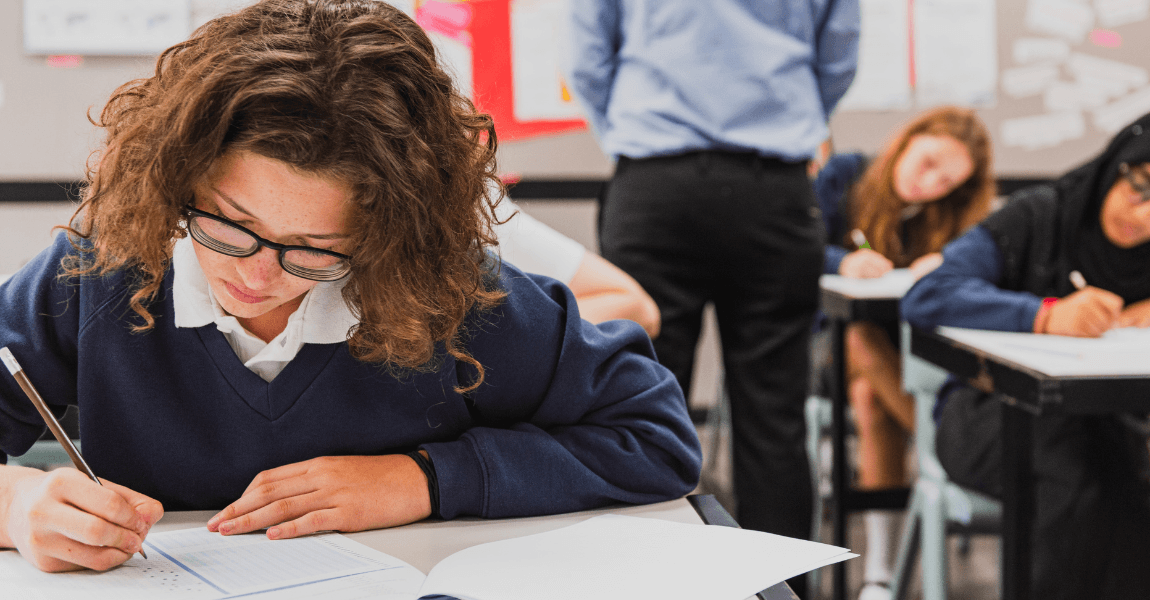 Leerling uit groep 7 maakt een toets in de klas als voorbereiding op de entreetoets groep 7