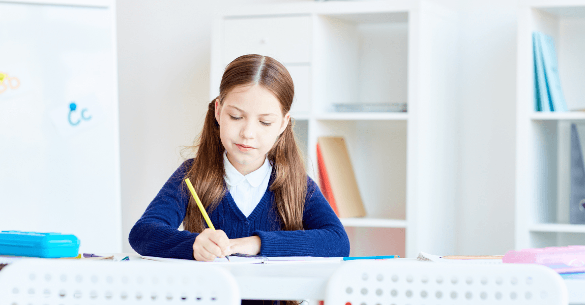 Kind oefent thuis met rekenen en het berekenen van de inhoud van een bol voor groep 7 en groep 8.