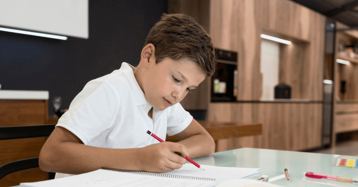 Kind oefent thuis met kolomsgewijs delen en deelsommen voor rekenen.