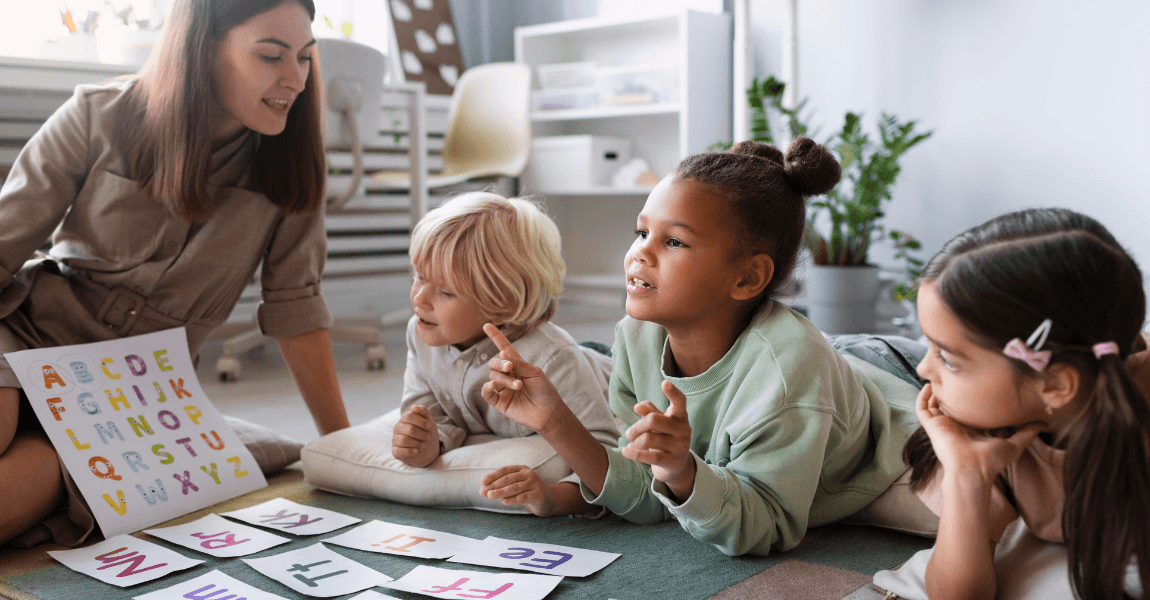 Kinderen oefenen samen letters in groep 2 op een speelse manier met letterkaarten en een alfabetkaart thuis