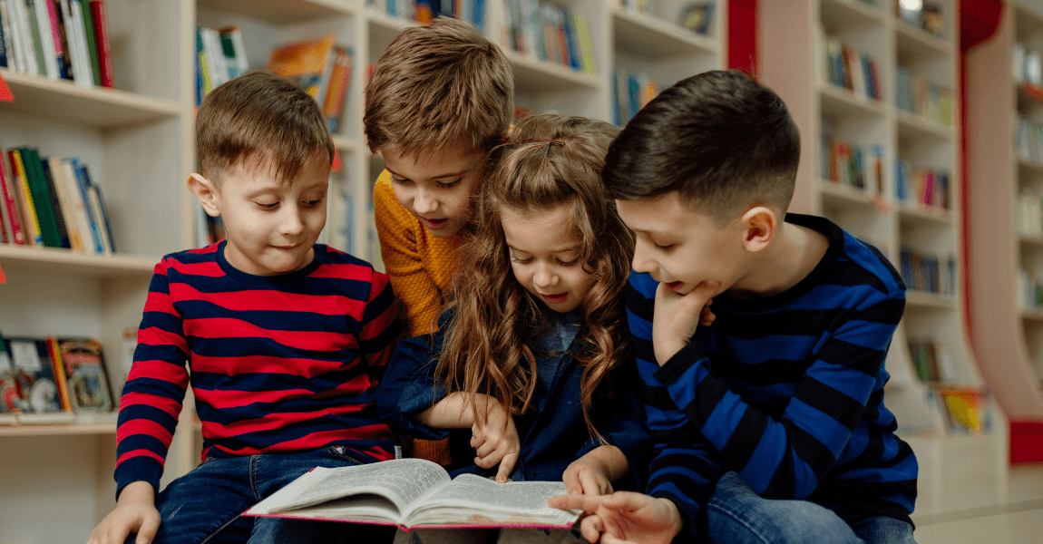 Kinderen lezen samen in een bibliotheek om lezen te stimuleren in de basisschool